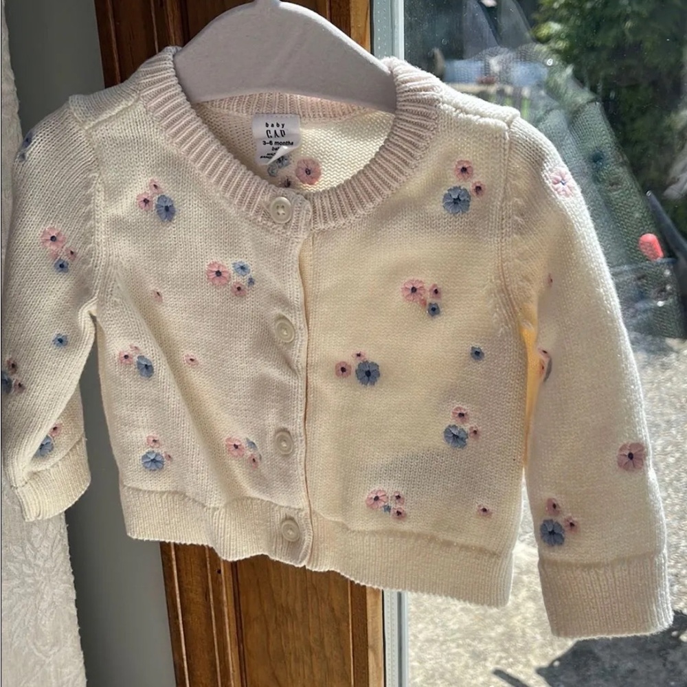GAP sweater